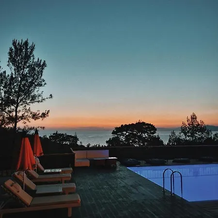 Rocas Roja Beach * فاراليا