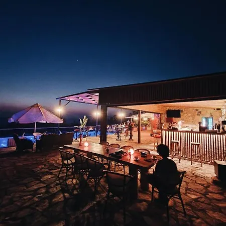 مكان تخييم Rocas Roja Beach فاراليا