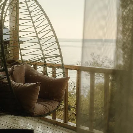 Rocas Roja Beach * فاراليا