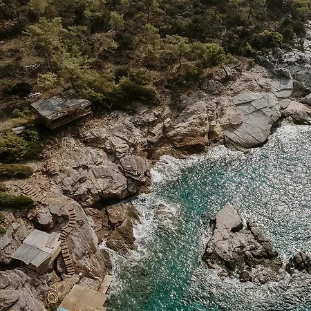 Rocas Roja Beach * Фаралия