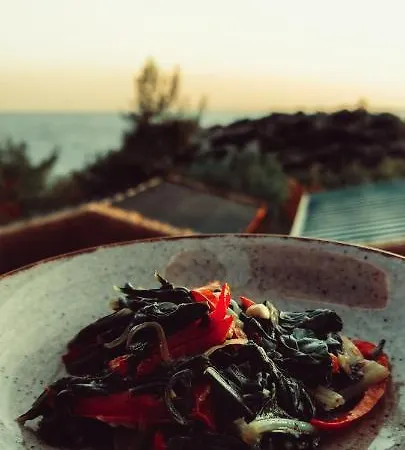 Rocas Roja Beach * فاراليا