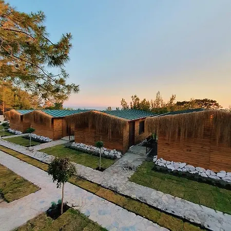 Rocas Roja Beach فاراليا